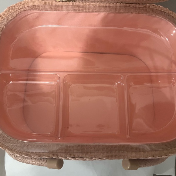 SEWING BASKET- VINTAGE- LARGE FLORAL WITH REMOVABLE TRAY/ FOOTED BOTTOM - Picture 4 of 13